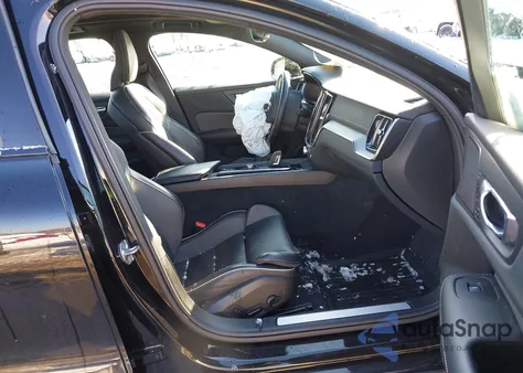 2022 Volvo S60 B5 R-Design z USA, uszkodzony, nr VIN 7JRL12TM2NG154522